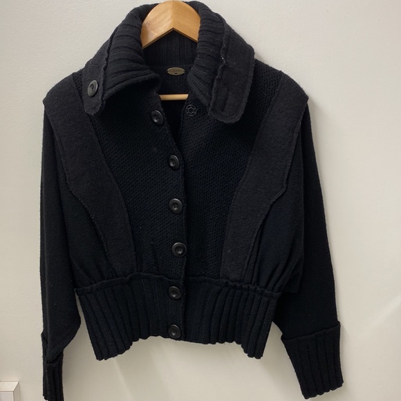 One girl who wool black sweater - Picture 2 of 14